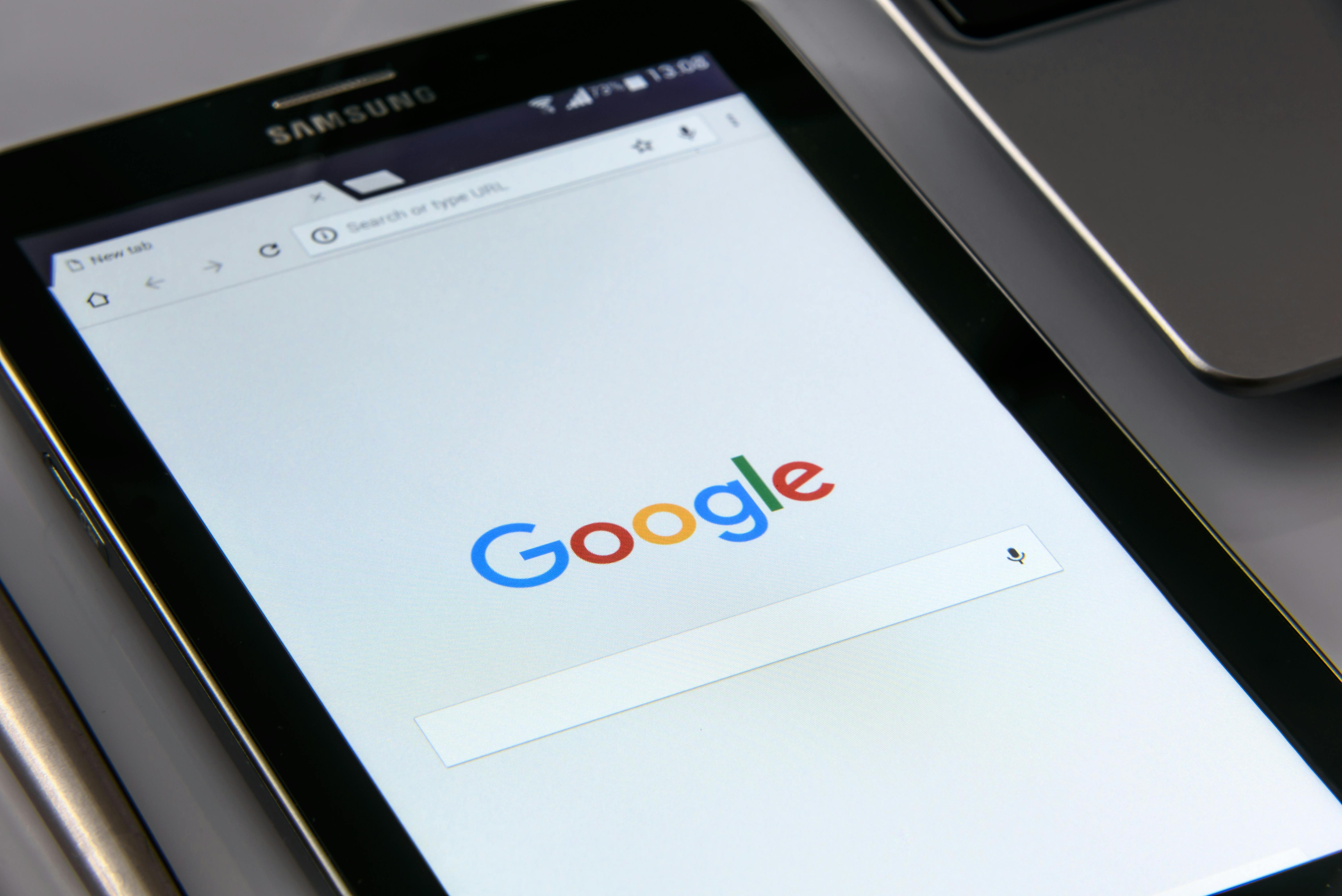 Tablet mostrando búsqueda en Google — Posicionamiento SEO local